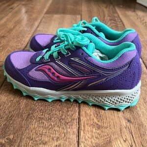 NWOT Girls size 13 Saucony sneakers. Smoke free home.